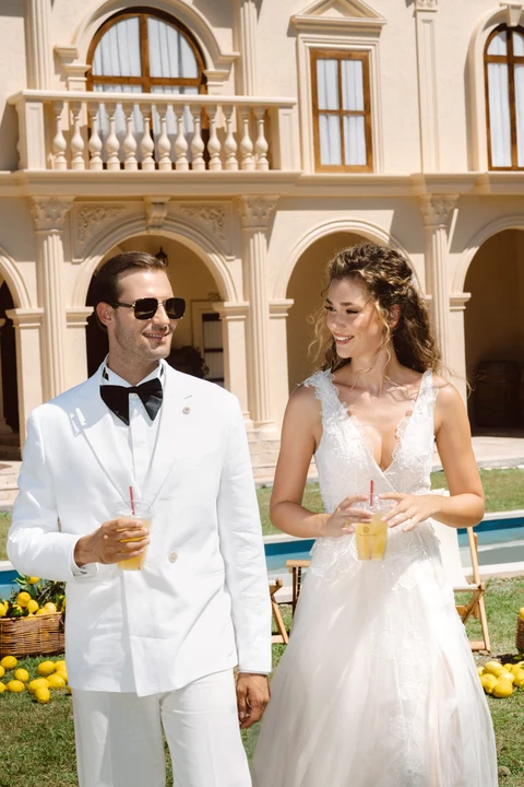 İtalya köşkünün önünde çekim yapan gelin ve damat